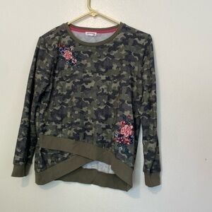 Eyeshadow girls camo and embroidered roses  long sleeve sweatshirt xl